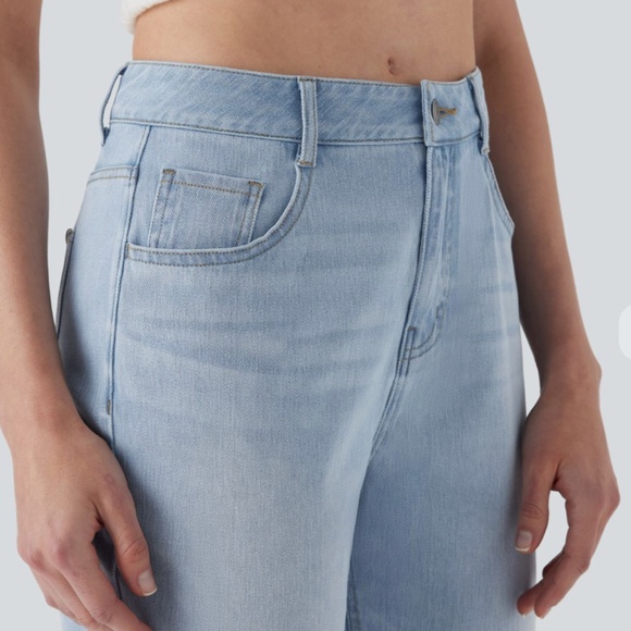 Halara Mid Rise Straight Leg Washed Casual Jeans with Pockets NWT Size Medium - Picture 2 of 7